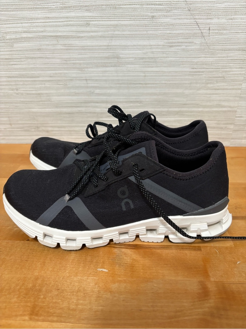 On Cloud X 4 black women’s 9 sneaker shoe - Picture 3 of 7